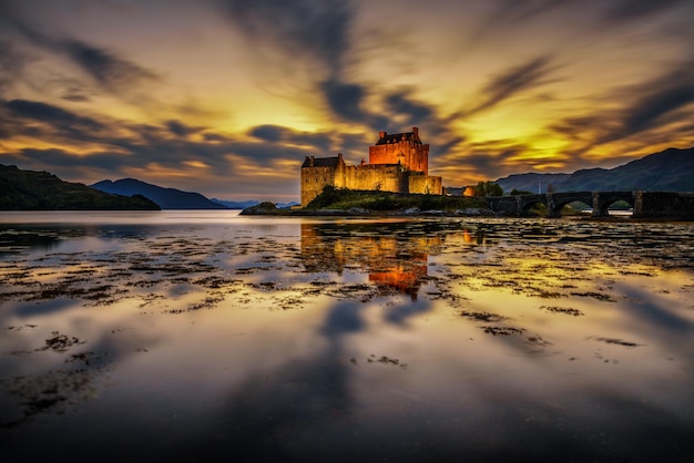 Zachód słońca nad zamkiem Eilean Donan w Szkocji