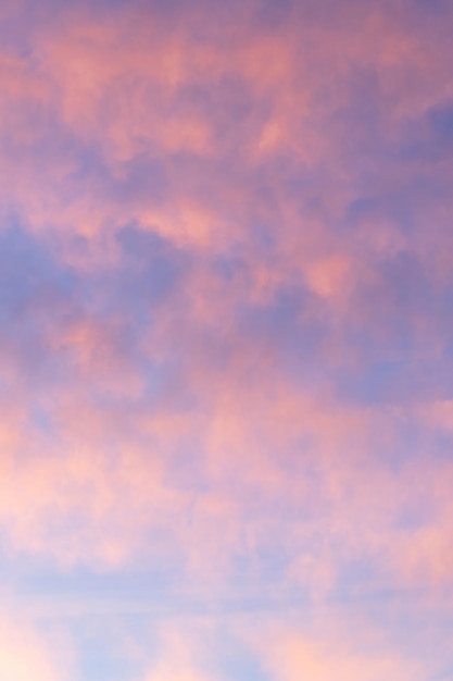 Zachód słońca niebo z różowymi i szarymi chmurami