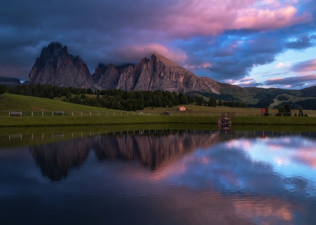 Zdjęcie zachód słońca odbicia w dolomitach