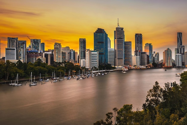 Zachód słońca panoramę miasta Brisbane i rzeki Brisbane