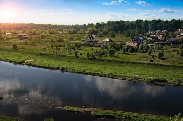 Zachód słońca przecina chmury nad rzeką Wołgą Rzhev