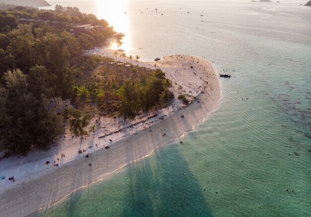 Zachód Słońca świeci Na Białej, Piaszczystej Plaży Z Tropikalnym Lasem