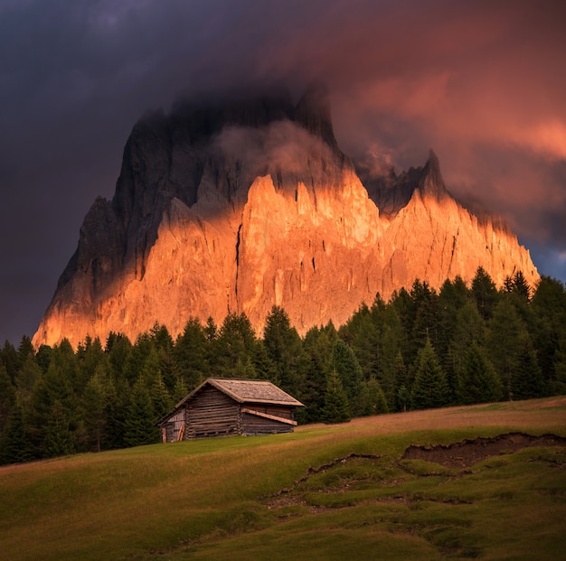 Zdjęcie zachód słońca w alpe di siusi w górach dolomitów