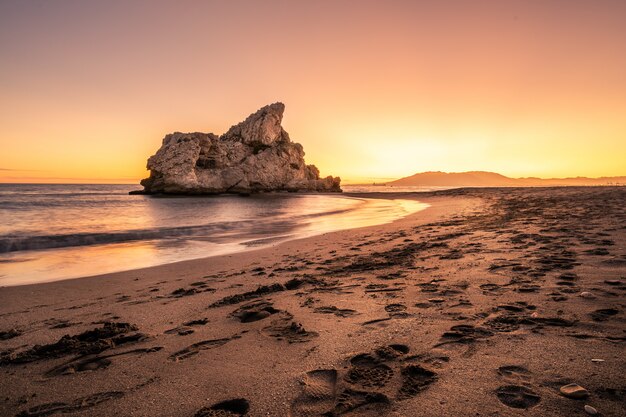 Zachód Słońca W Crow's Rock Beach, Malaga, Hiszpania.