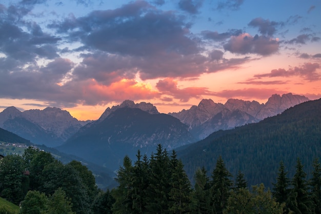 Zachód słońca w Dolomitach w Kandydzie, Wenecja Euganejska, Włochy