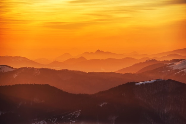 Zachód słońca w dramatycznych zimowych górach