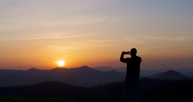 Zachód słońca w Euskadi Mężczyzna fotografuje zachód słoneczny w górach Euskadi