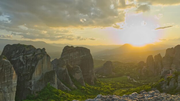 Zachód słońca w górskiej dolinie z pięknym widokiem w grecji kalabaka Cel podróży do klasztoru Meteory w Grecji