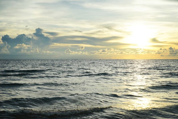 Zachód słońca w Ko Chang, w prowincji Trat, Tajlandia.