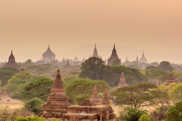 Zachód słońca w krajobraz Pagoda na równinie Bagan, Myanmar