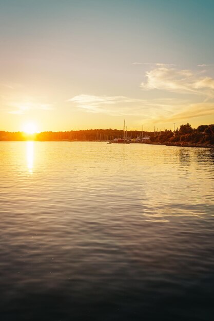 Zachód słońca w marinie na Morzu Adriatyckim Pula Chorwacja zachód słońca