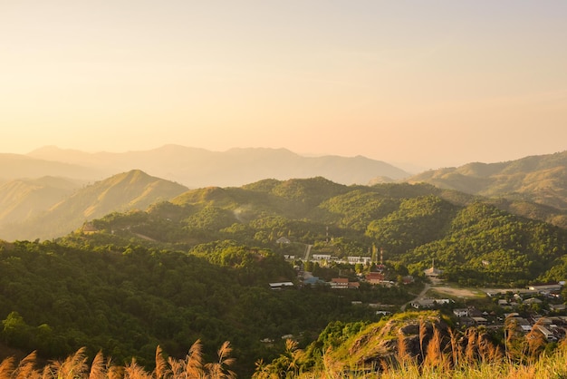 Zachód słońca w Nern Chang Suek w Pilok, Thong Pha Phum, Kanchanaburi, Tajlandia.