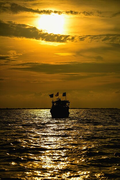 Zdjęcie zachód słońca w tanjung pasir