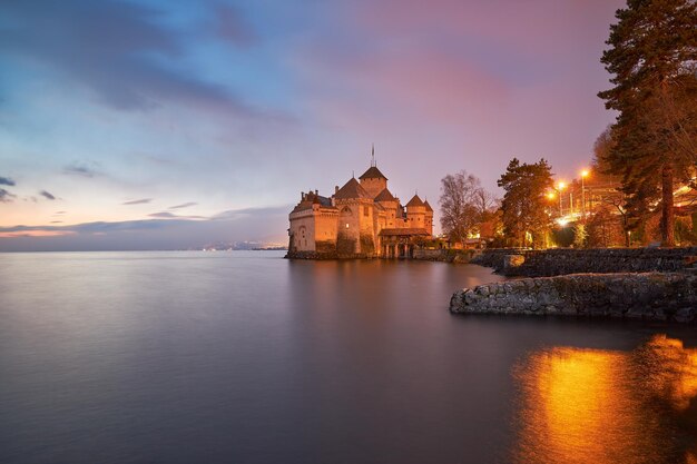 Zachód słońca w zamku Chillon w Szwajcarii