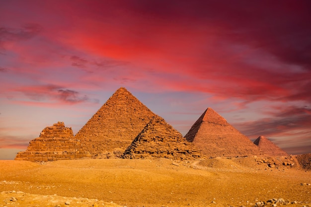Zachód słońca widok kompleksu piramid w Gizie w Kairze, Egipt