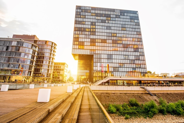 Zachód słońca widok na dzielnicę finansową Medienhafen z nowoczesnymi budynkami w mieście Dusseldorf, Niemcy