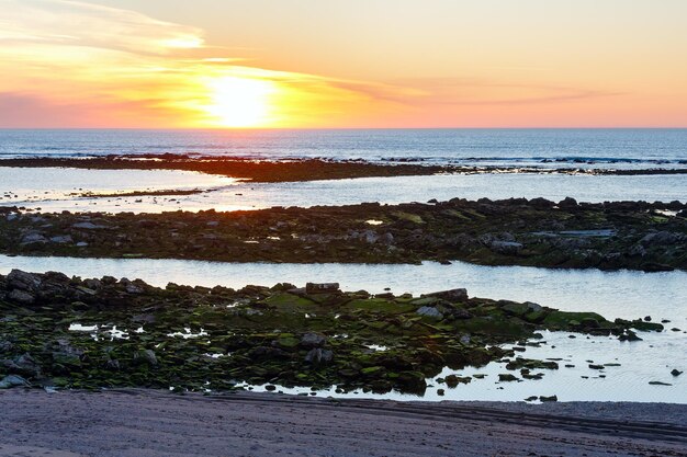 Zachód Słońca Widok Na Wybrzeże Oceanu Od Plaży (w Pobliżu Saint-jean-de-luz, Francja, Zatoka Biskajska).