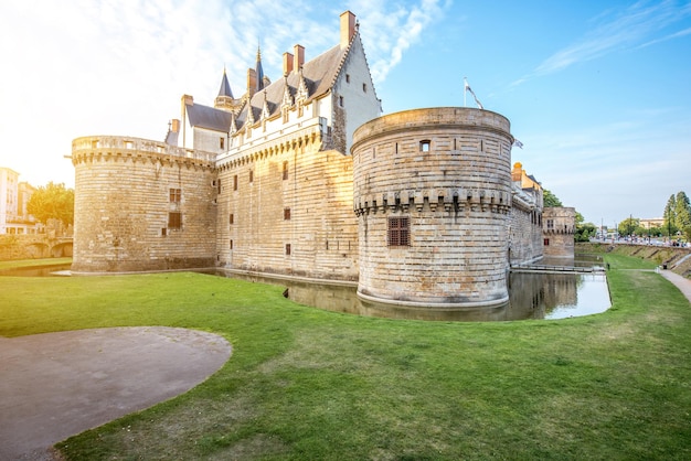 Zachód słońca widok na zamek książąt Bretanii w mieście Nantes we Francji