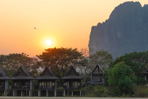 Zachód słońca z balonem w Vang Vieng, widok na góry, bungalow nad rzeką, Vang Vieng, Laos