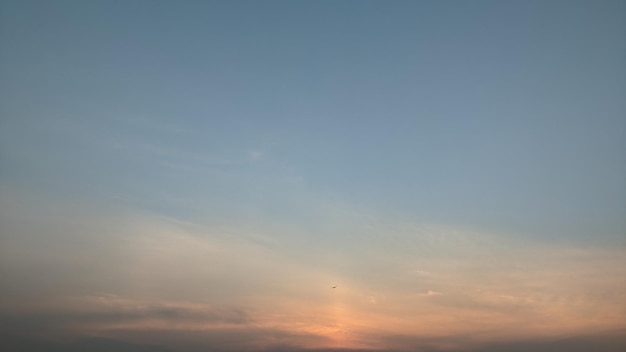 Zachód słońca z samolotem lecącym na niebie