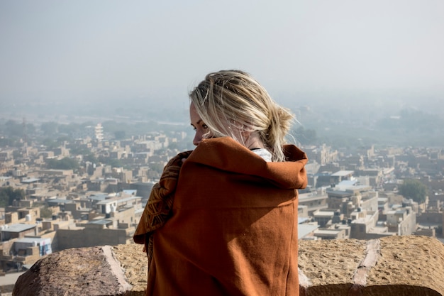 Zachodnia kobieta bada Jaisalmer fort, Rajasthan, India