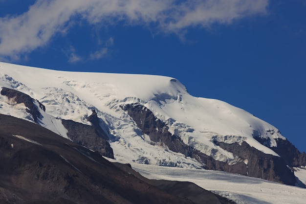 Zachodnie zbocze góry Elbrus pokryte śniegiem Strona północna