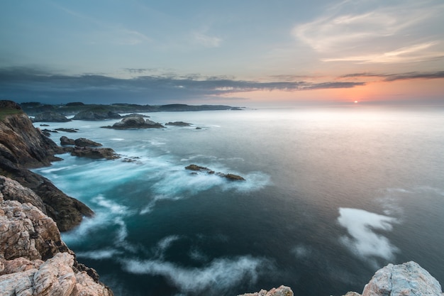 zachody słońca w morzu wybrzeży i plaż Galicji i Asturii