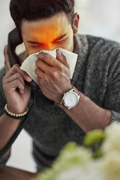 Zachorowałem na grypę Przycięte zdjęcie młodego mężczyzny cierpiącego na alergię