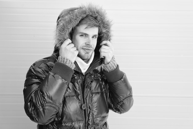 Zdjęcie zachowaj styl i przytulność modelka cieszy się ciepłem i wygodą płaszcz w stylu casual na mroźne zimowe warunki przystojny mężczyzna w kapturze ze sztucznego futra modny mężczyzna w stylu na zimną pogodę
