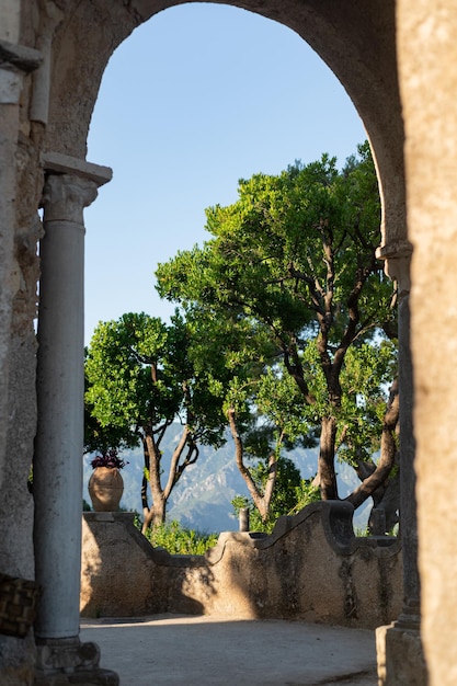 Zacieniony i przytulny zabytkowy ogród Villa Cimbrone w miejscowości Ravello w południowych Włoszech
