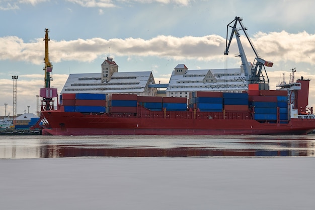 Zacumowane statki towarowe i dźwigi portowe w porcie