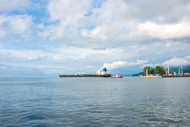 Zacumowany statek port morski duży port przemysłowy