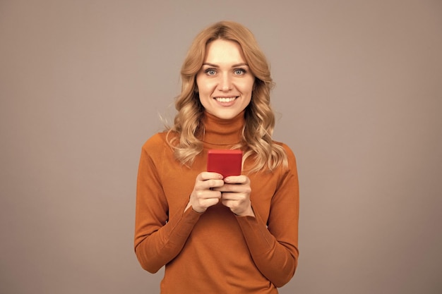 Zacznij korzystać z mobilnej aplikacji czatu Szczęśliwa dziewczyna czatuje online w smartfonie Nowoczesna komunikacja