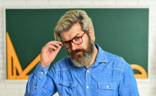 Zadanie intelektualne Studia na studiach Rozwój poznawczy Lekcja prywatna Nauczyciel mentoring projektów szkolnych Nauka nowoczesna szkoła Powrót do szkoły Dojrzały brodaty mężczyzna w okularach Koncepcja edukacji