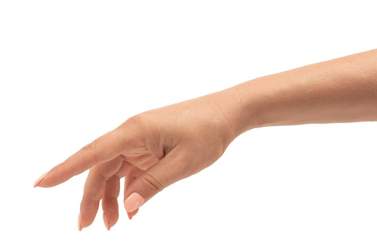 Zdjęcie zadbana kobieca ręka z manicure w wdzięcznej, zrelaksowanej pozie jest izolowana na białym tle. wykadrowany widok kobiecej dłoni na białym tle. skóra dojrzała