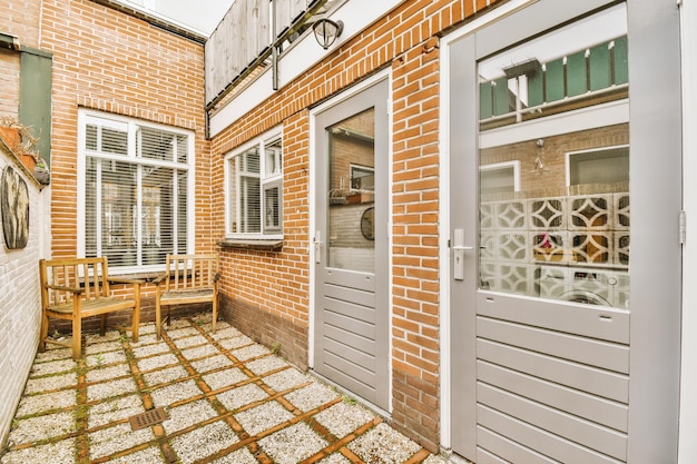 Zadbane patio z częścią wypoczynkową