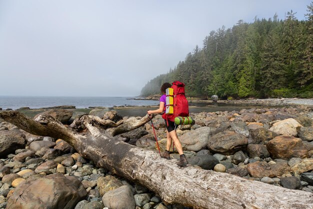 Żądna przygód dziewczyna wędrująca szlakiem Juan de Fuca do Bear Beach na wybrzeżu Oceanu Spokojnego