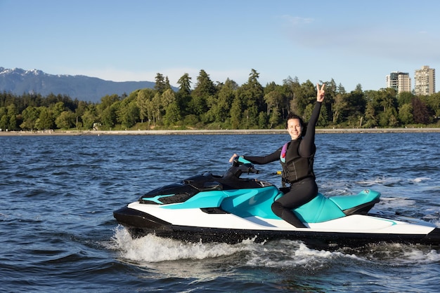 Żądna przygód kaukaska kobieta na skuterze wodnym jeżdżącym po oceanie