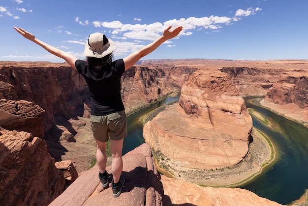 Żądna Przygód Kaukaska Kobieta Na Zakręcie Podkowy Na Stronie Arizona, Stany Zjednoczone