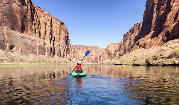 Żądna Przygód Kobieta Na Kajaku Wiosłuje W Rzece Colorado Glen Canyon Arizona