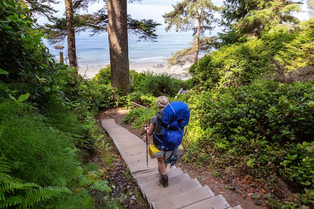 Żądna przygód kobieta wędruje szlakiem Juan de Fuca na Mystic Beach