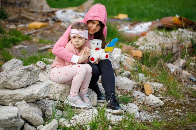 Żadna wojna na Ukrainie dziewczyna w pobliżu zniszczonego domu na Ukrainie