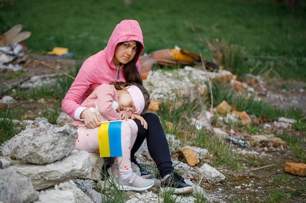 Żadna wojna na Ukrainie dziewczyna w pobliżu zniszczonego domu na Ukrainie
