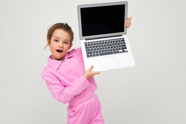 Zadowolona caucasian dziewczyna trzyma laptop z ekranem do przodu