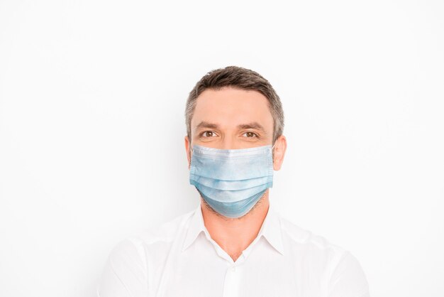 zadowolony facet w masce medycznej wielokrotnego użytku z gazy mask