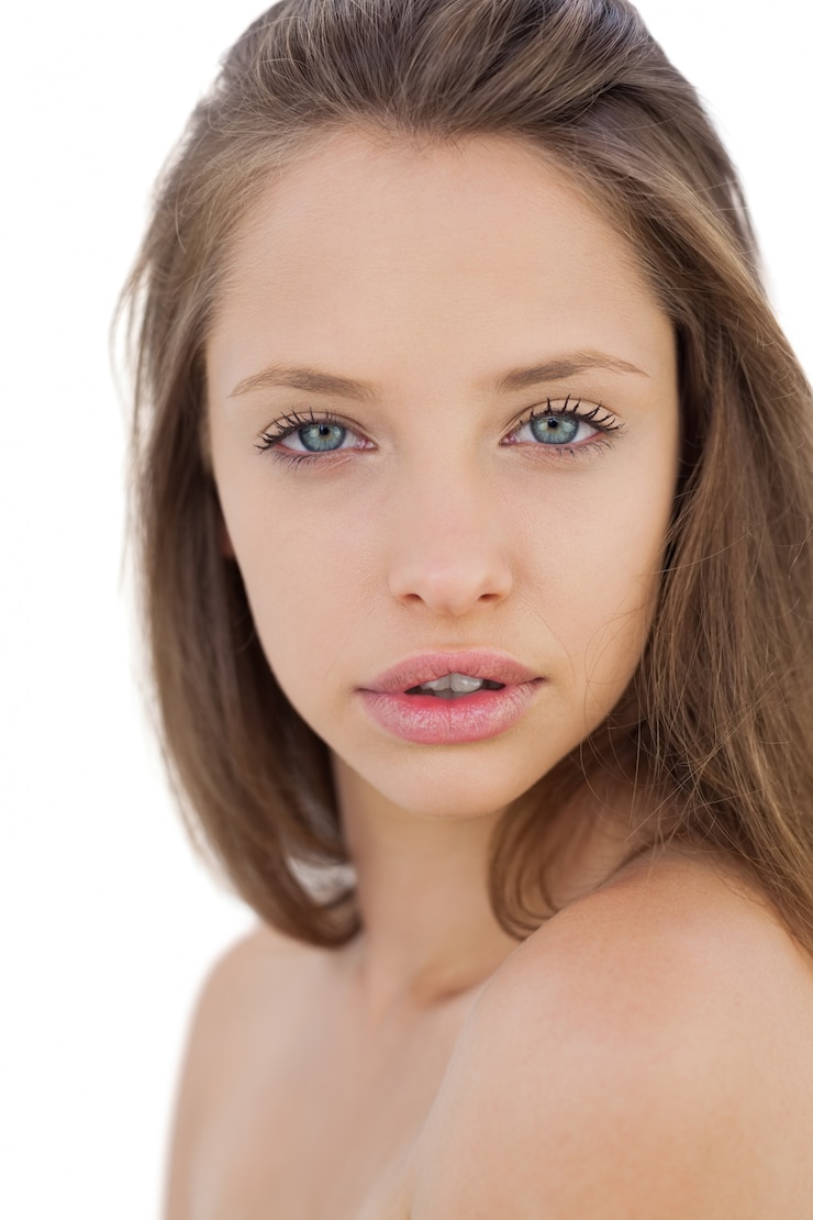 Zdjęcie zadumany brunetka model patrzeje kamerę