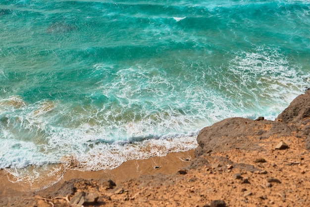 Zadziwiający krajobraz faleza z kamieniami i turkusowym morzem w Fuerteventura