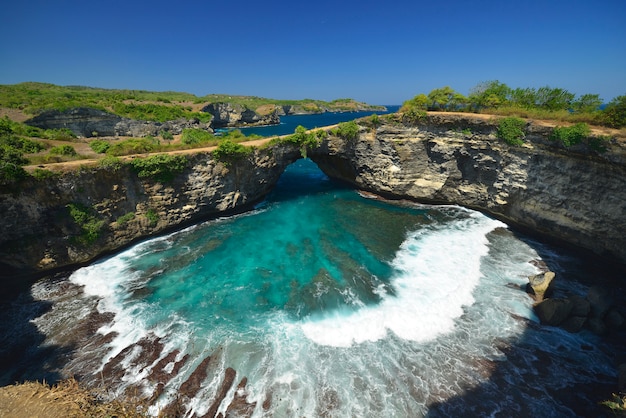 Zdjęcie zadziwiający wspaniały seashore widok z lotu ptaka plaża lokalizować w nusa penida, południowy wschód od bali wyspa, indonezja.