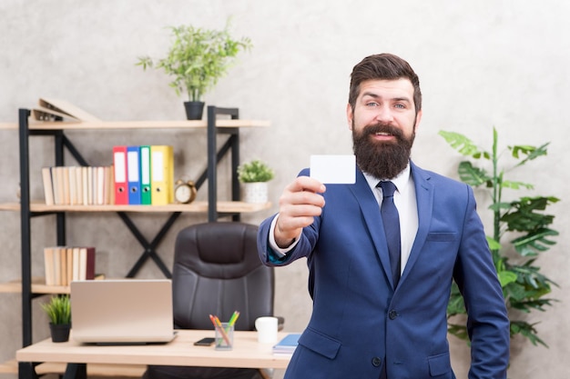 Zadzwoń do mnie, jeśli masz jakieś pytania Prywatny prawnik Projekt karty Facet formalny garnitur stoi w biurze Biznesmen trzymaj pustą kartę Przydatne kontakty Brodaty hipster top manager pokaż kartę Usługi bankowe