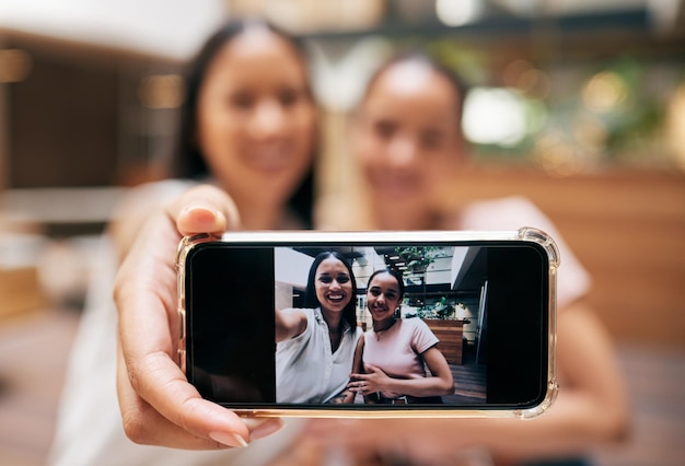 Zadzwoń do przyjaciół i kobiety z selfie na ekranie, ciesząc się czasem zakupów i weekendem w centrum handlowym Przyjaźń w mediach społecznościowych i szczęśliwe dziewczyny robiące zdjęcia do wspomnień z wakacji na smartfonie